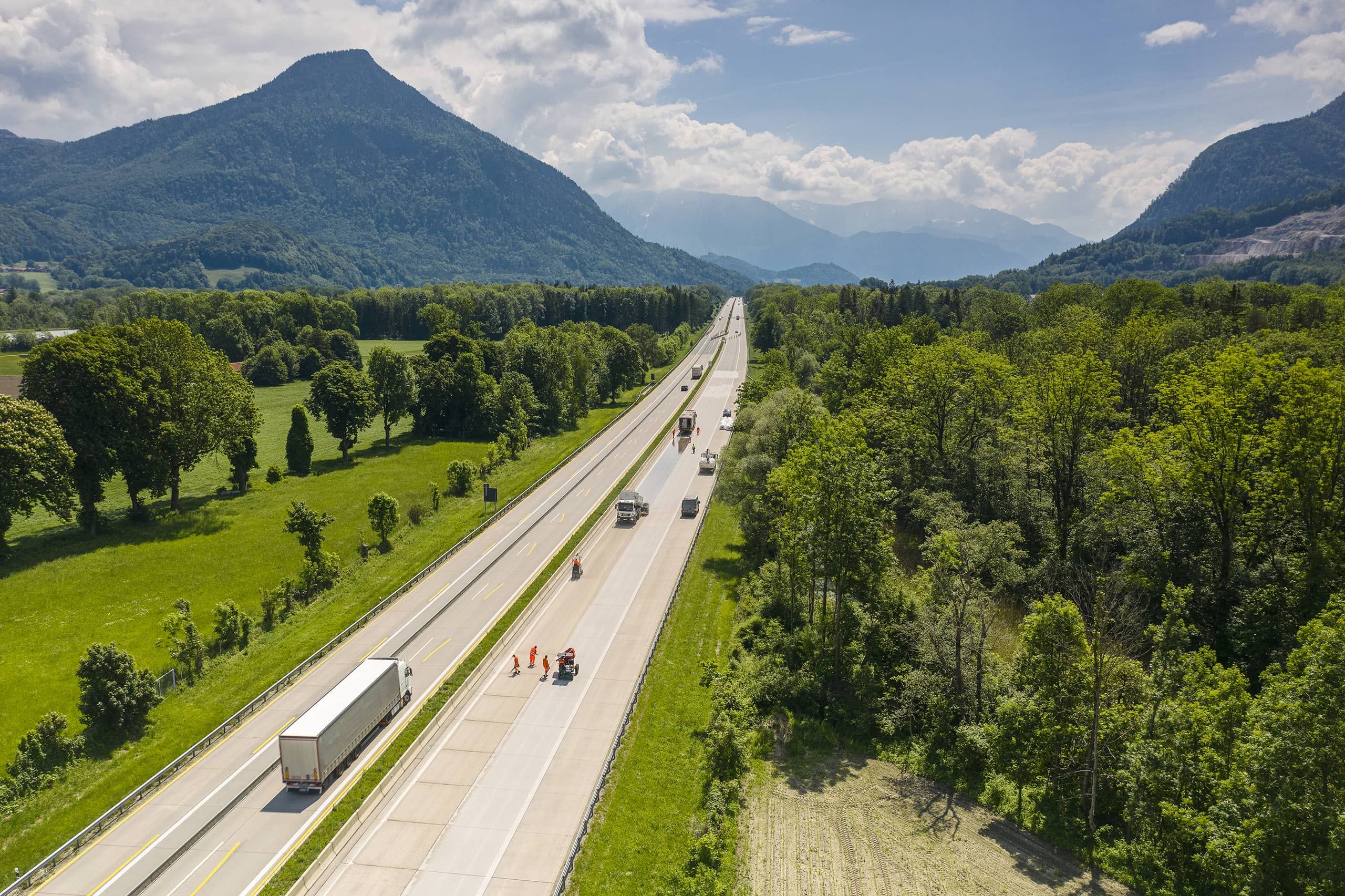 Innovative Oberflächenbeschichtung für Verkehrswege Symbolbild Autobahn