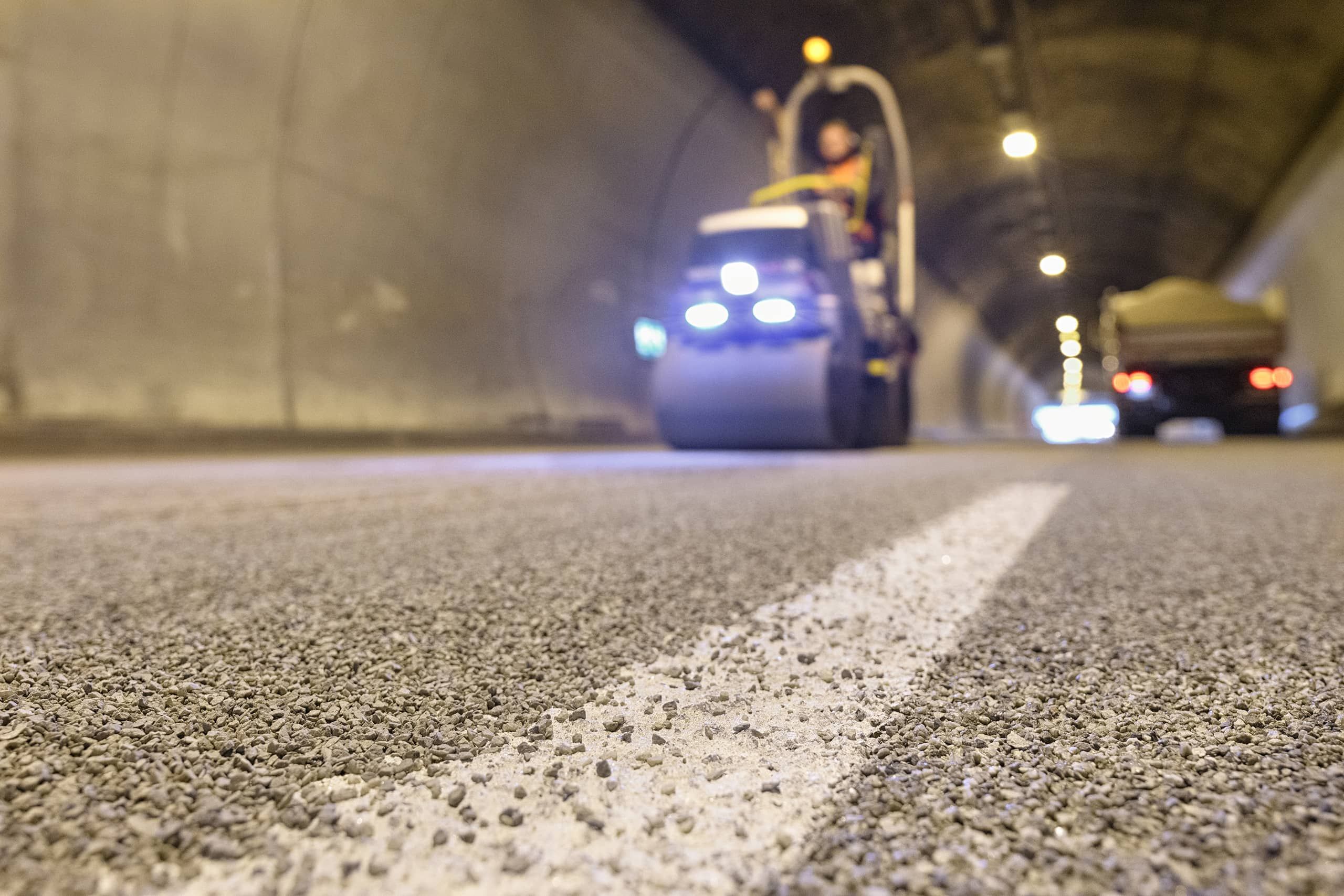 Abstreuung mit Andrückwalze Abstreuung mit Andrückwalze im Hintergrund