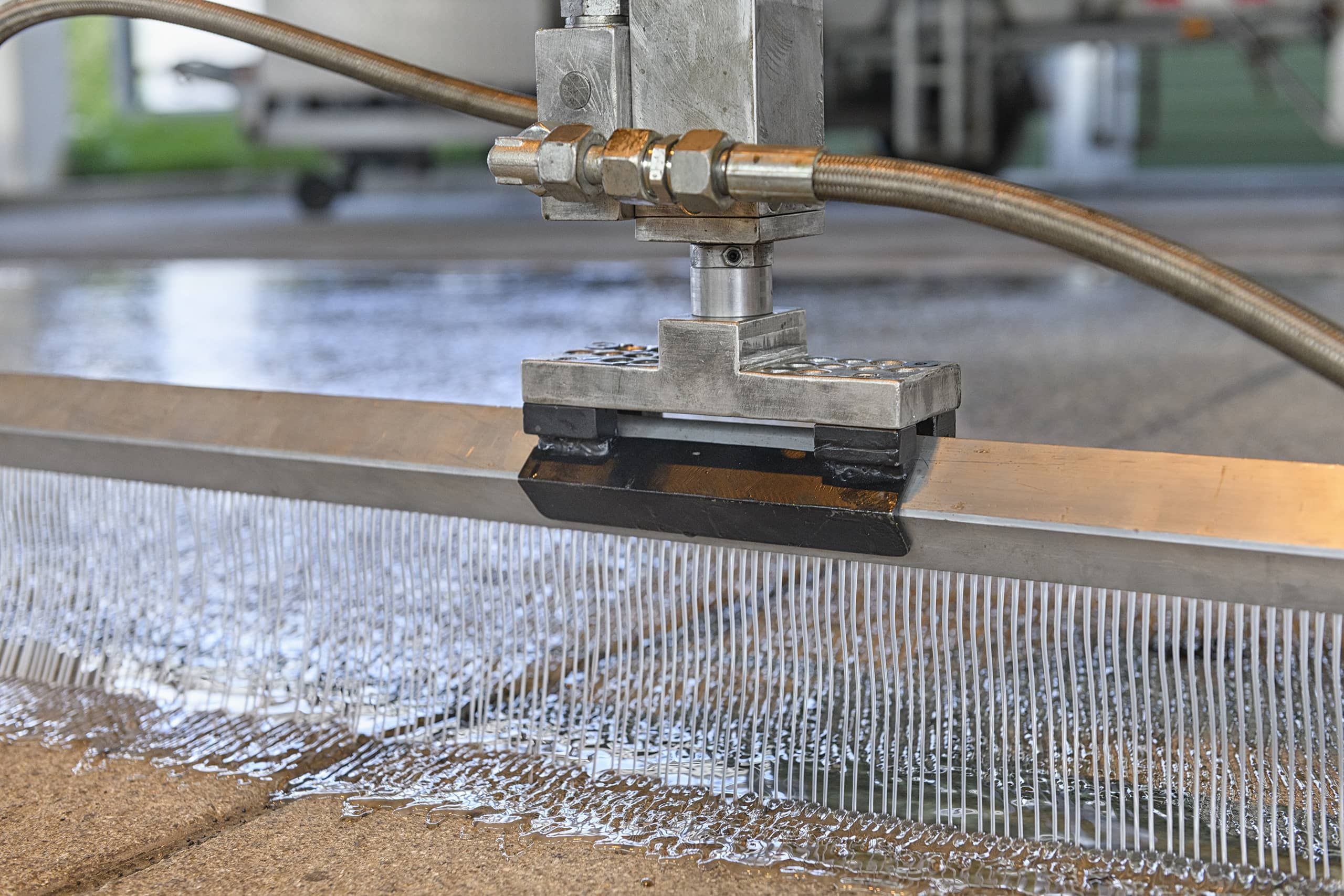 Druckloser Auftrag des Reaktionsharzes Detailaufnahme: Druckloser Auftrag des Reaktionsharzes