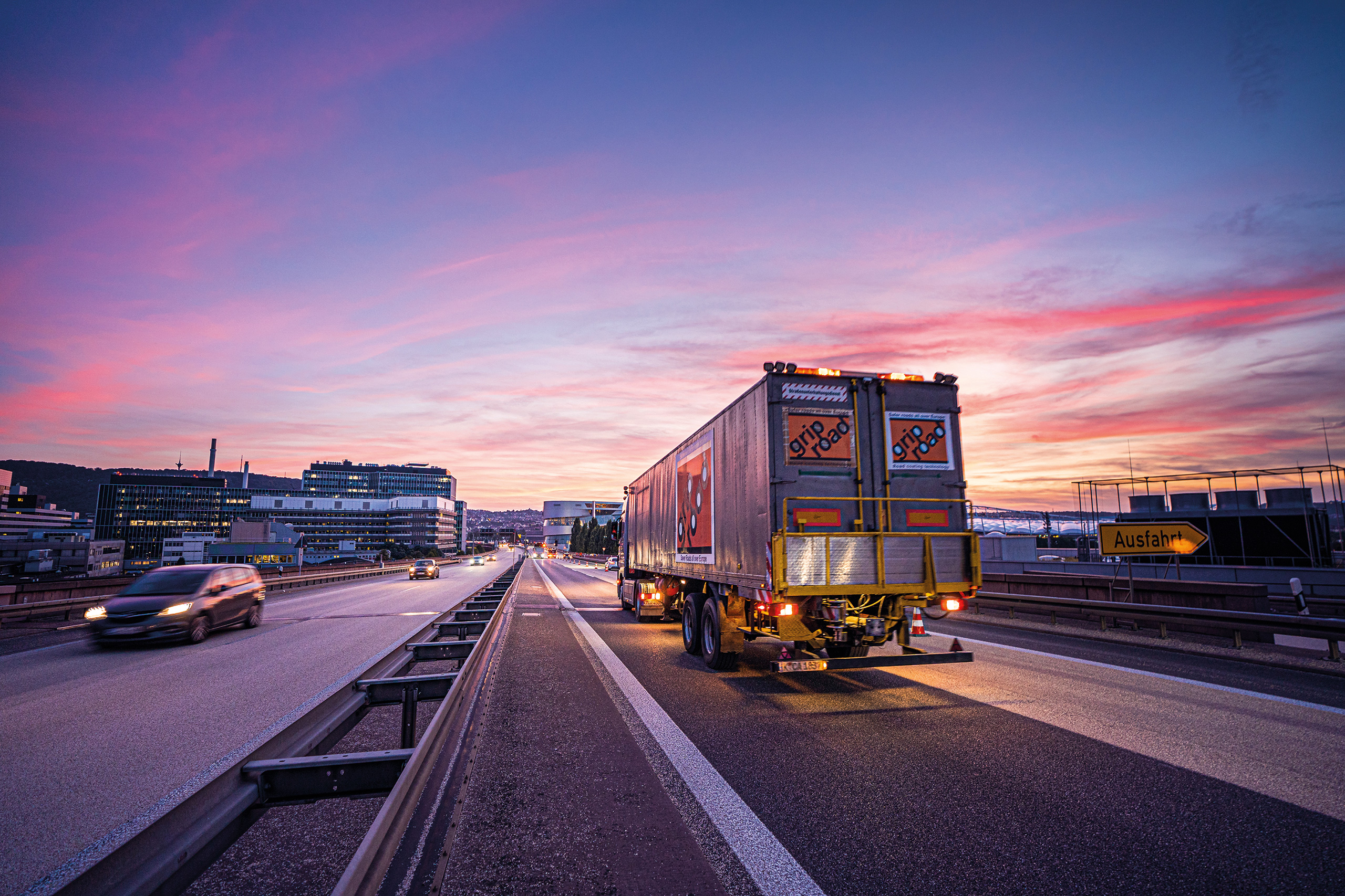 Erfolgsgeschichten mit griproad griproad Sattelzug auf Autobahn bei Frankfurt im Sonnenaufgang